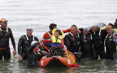 L’incroyable traversée en mer de Yannael, sur un kayak tiré par 8 nageurs à Larmor-Plage !